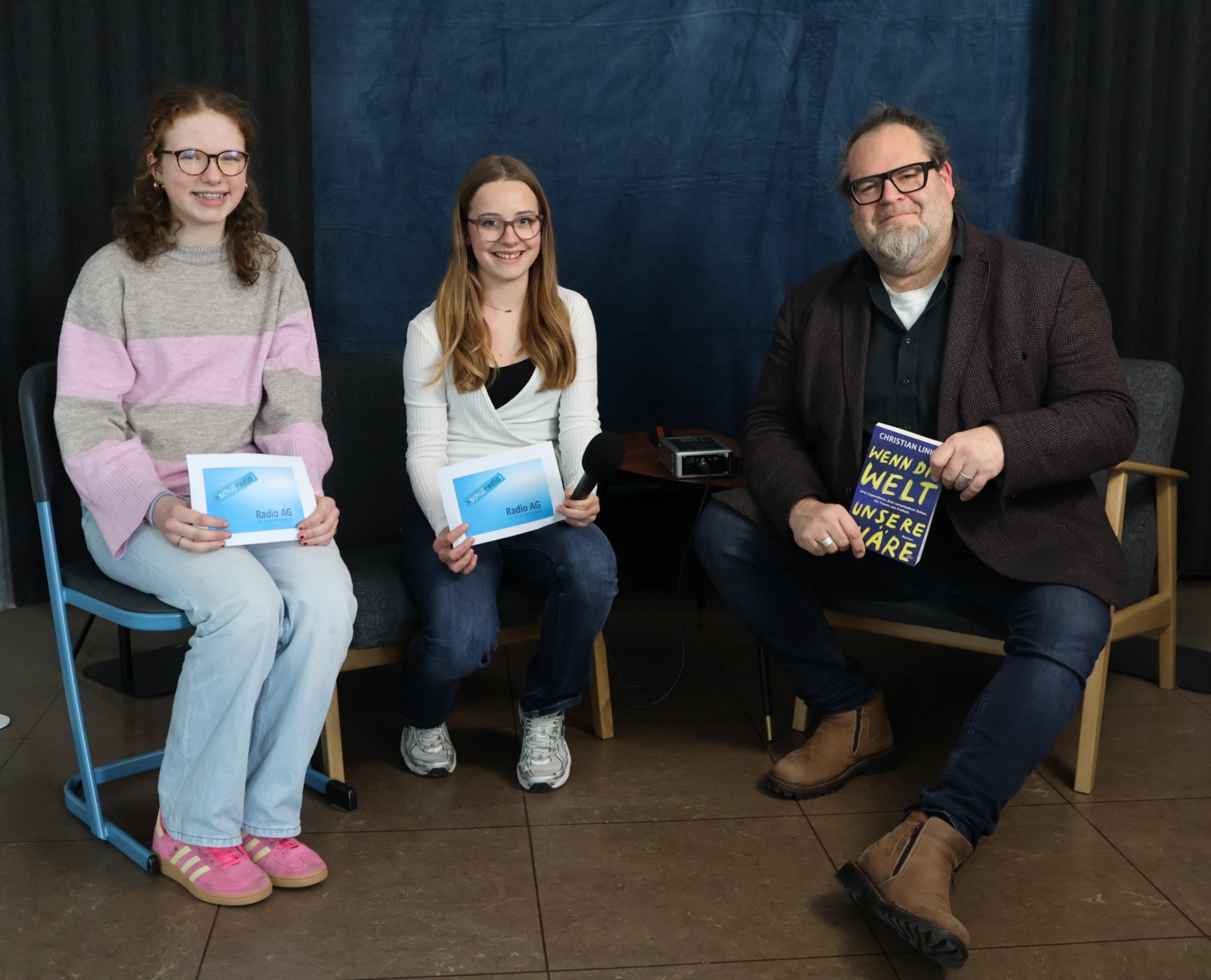 Radio AG - Constanze & Emmi im Gespräch mit Jugendbuchautor Christian Linker