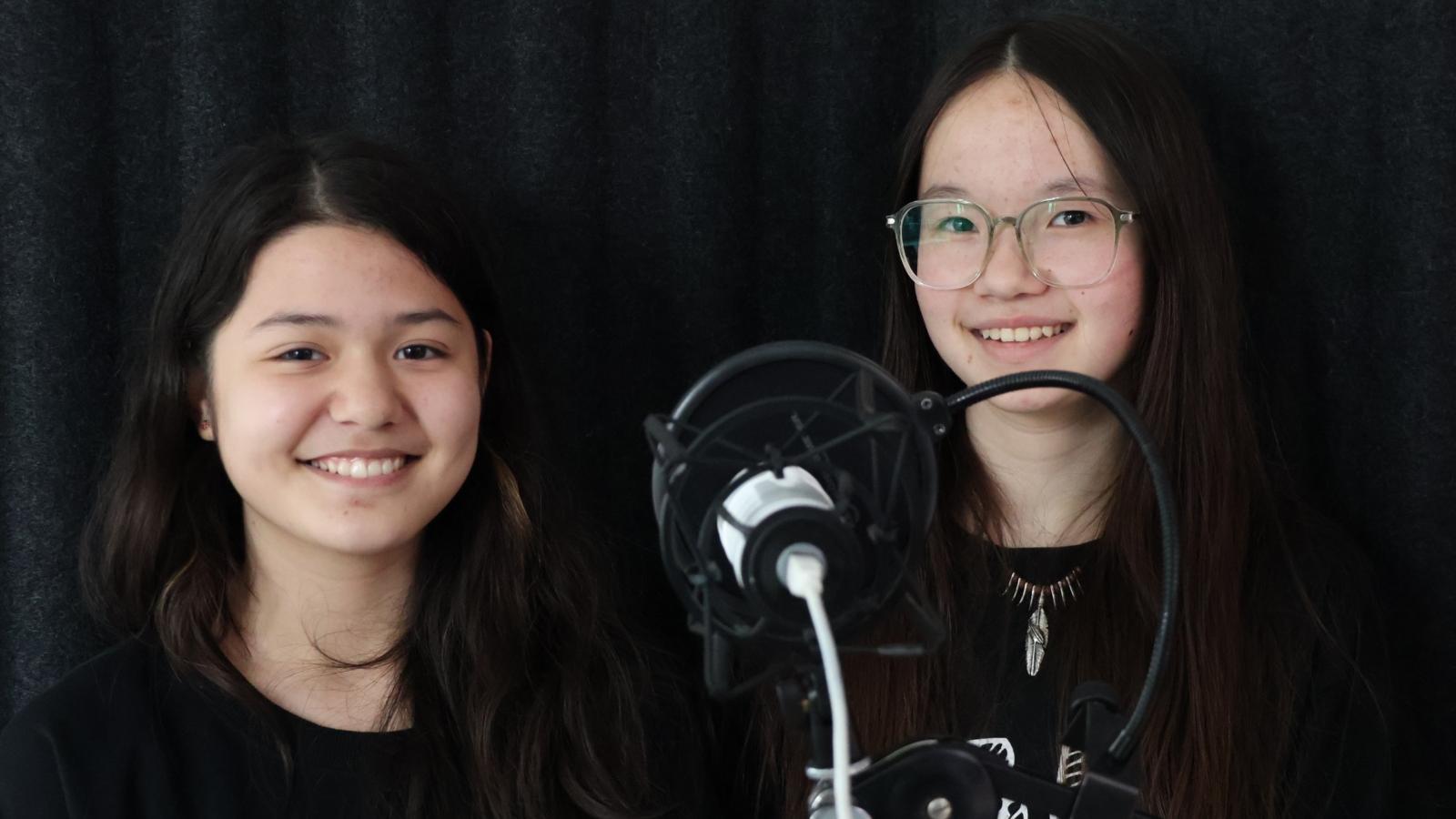 Radio AG - Elis & Mia bei der Moderation