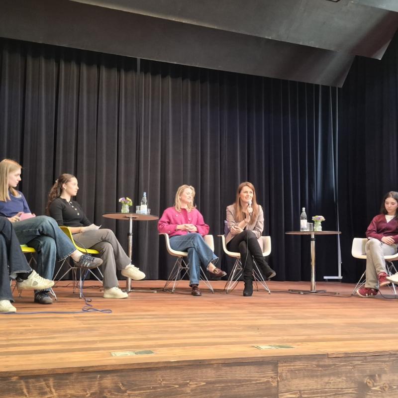 „She talks – Frauen stärken Frauen“ - L’Oréal-Führungskräfte diskutieren mit Schülerinnen