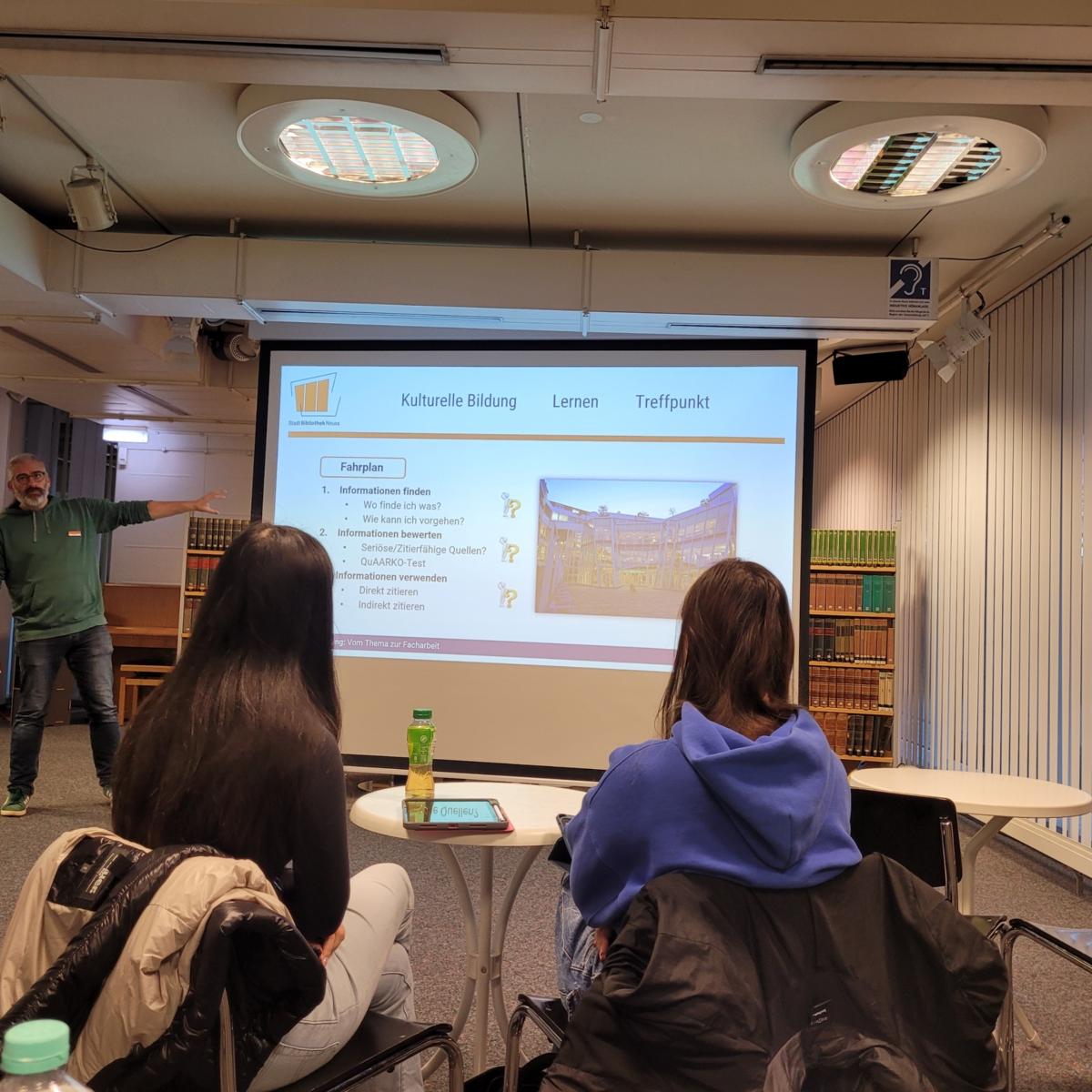 Recherchetraining des E LK Q1 in der Stadtbibliothek Neuss