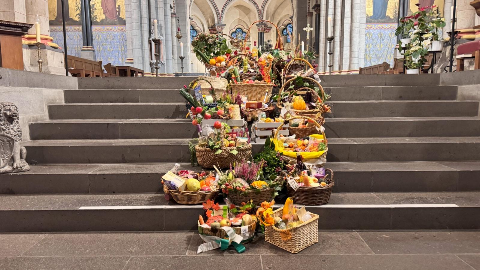 Erntedankkörbe vor dem Altar
