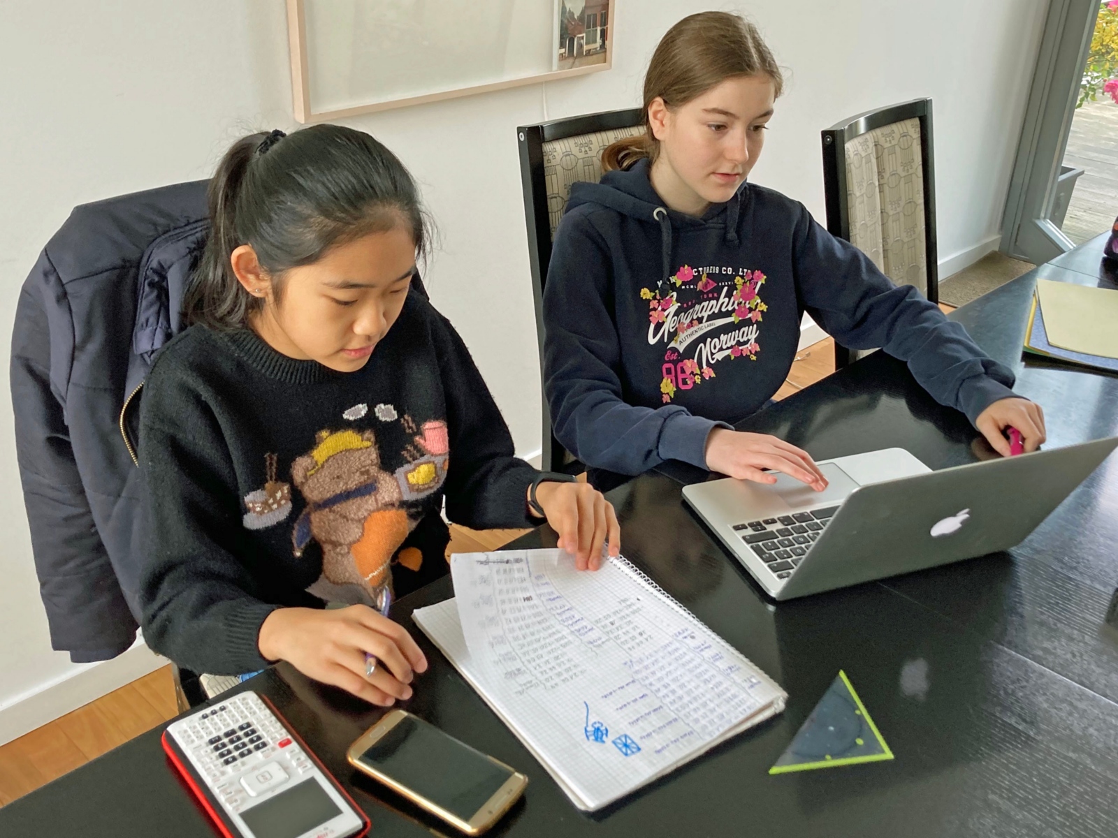 Hai Xin Ni und Fanny Braun Huepf auf die Waage
