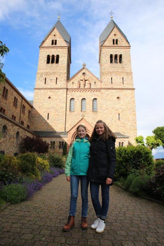 Carla und Lena vor Kloster St. Hildegard (2)