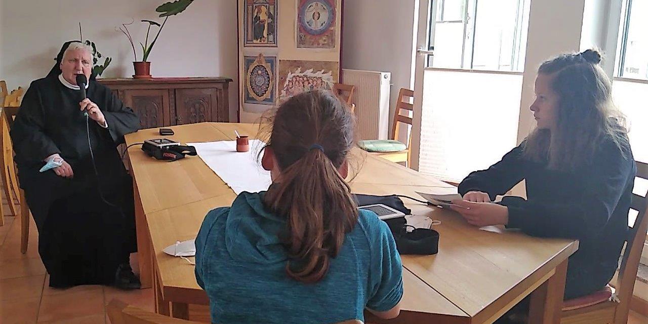 Lena und Carla im Gespräch mit Schwester Philippa Rath (2)