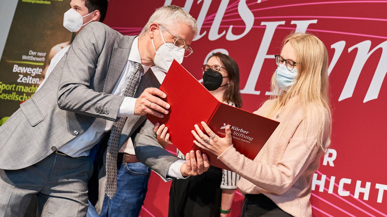 Die Preise wurden verliehen durch Dr. Ruth Rosenberger, Matthias Otto und Gabriele Woidelko.