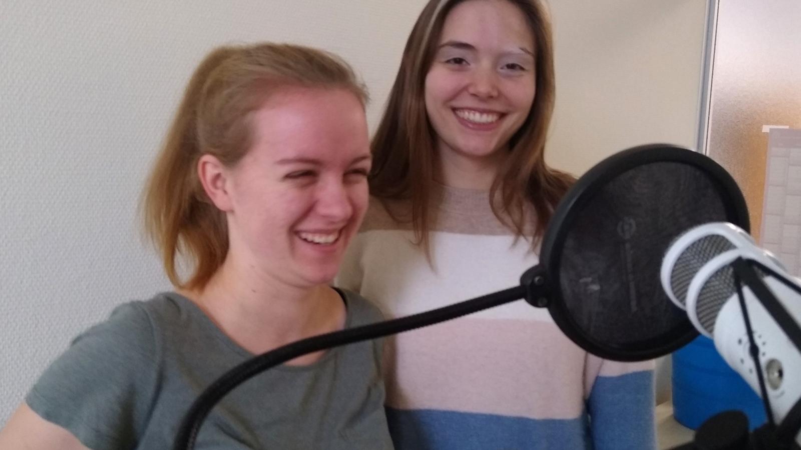 2023-02-28 Louisa und Julia bei der Moderation