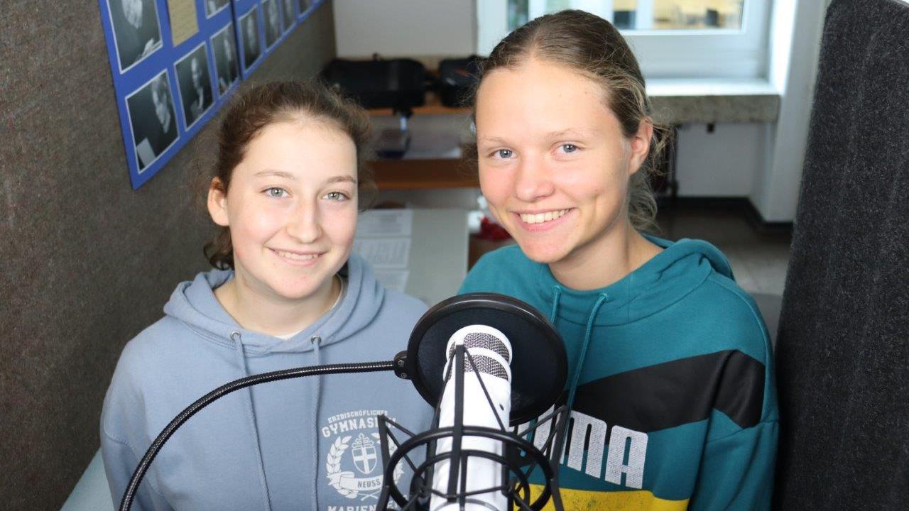 2023-10-24 Carla und Lena bei der Moderation