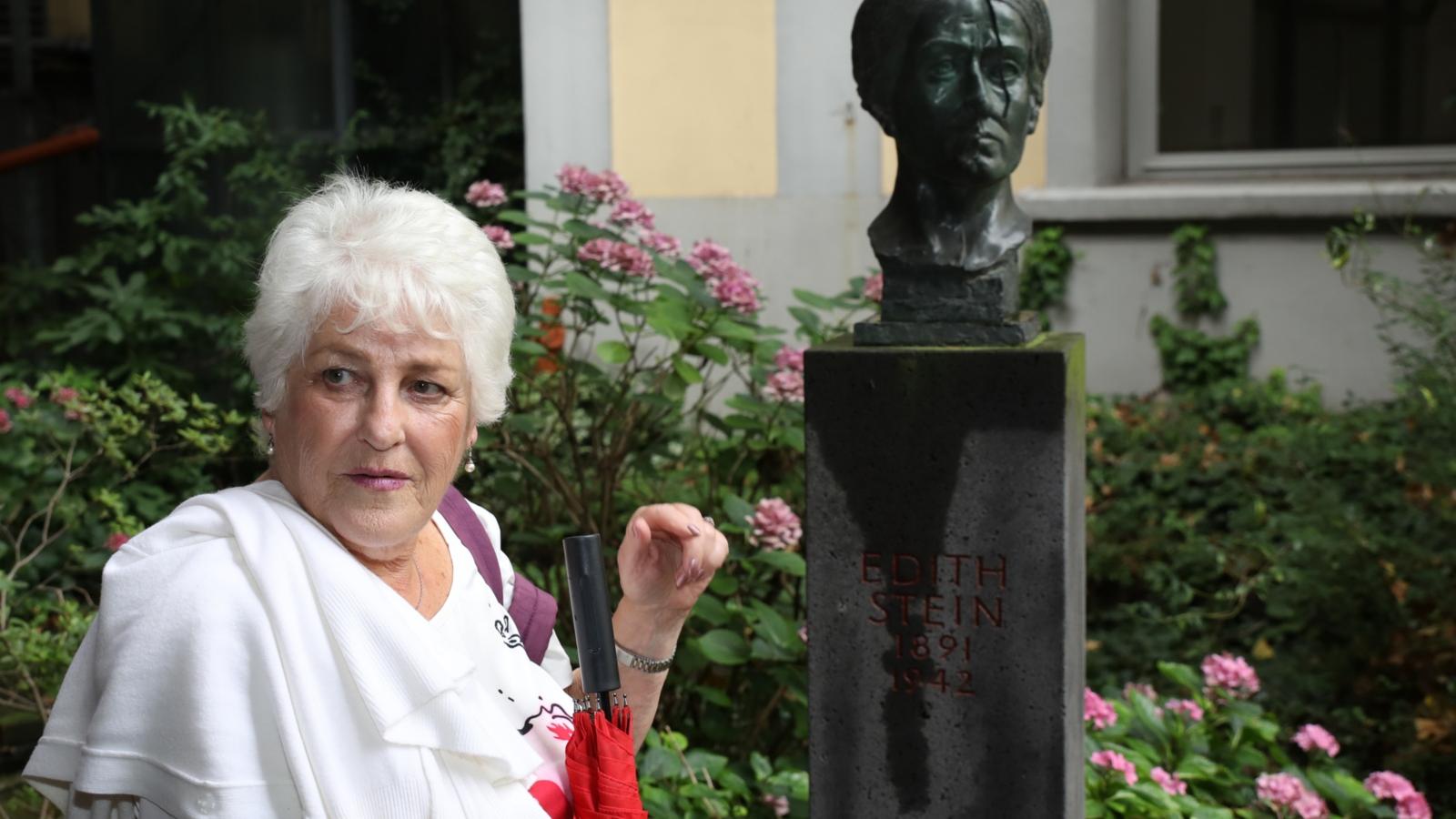 Katz-joan Noble vor Büste d. Edith Stein im Klostergarten
