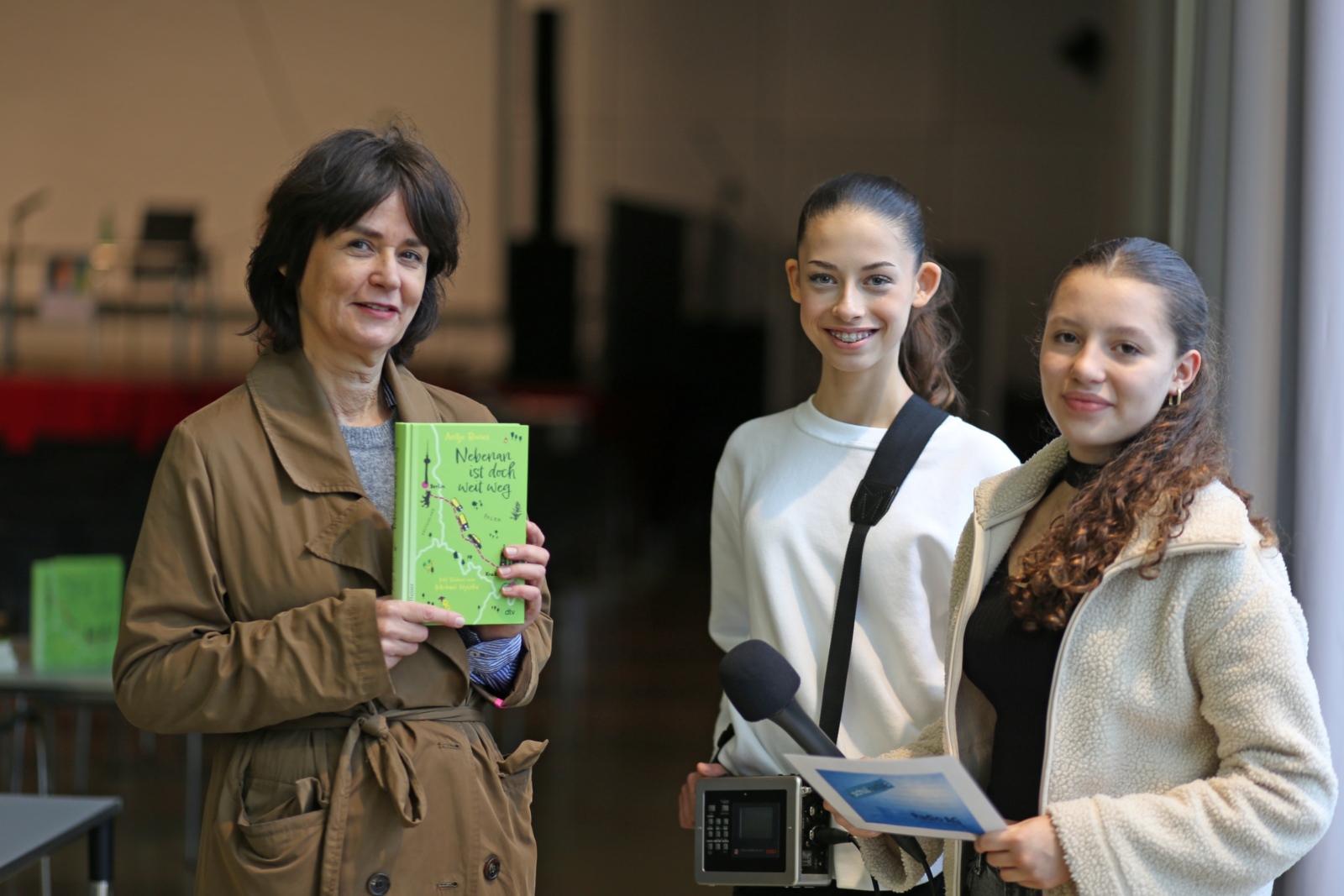 Emilia und Antonia aus der Radio-AG interviewen Autorin Antje Bones für die nächste Folge des Podcasts Buchtipp für dich!