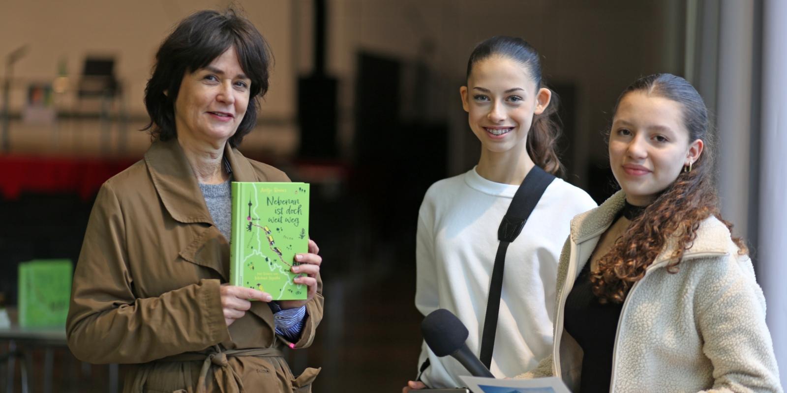 Emilia und Antonia aus der Radio-AG interviewen Autorin Antje Bones für die nächste Folge des Podcasts Buchtipp für dich!
