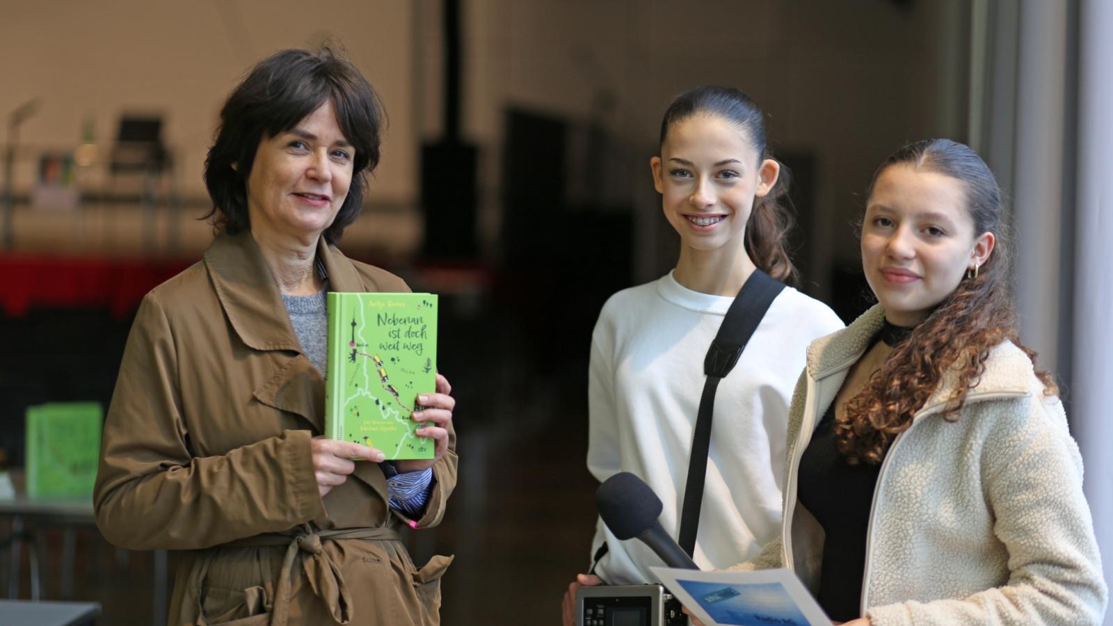 Emilia und Antonia aus der Radio-AG interviewen Autorin Antje Bones für die nächste Folge des Podcasts Buchtipp für dich!