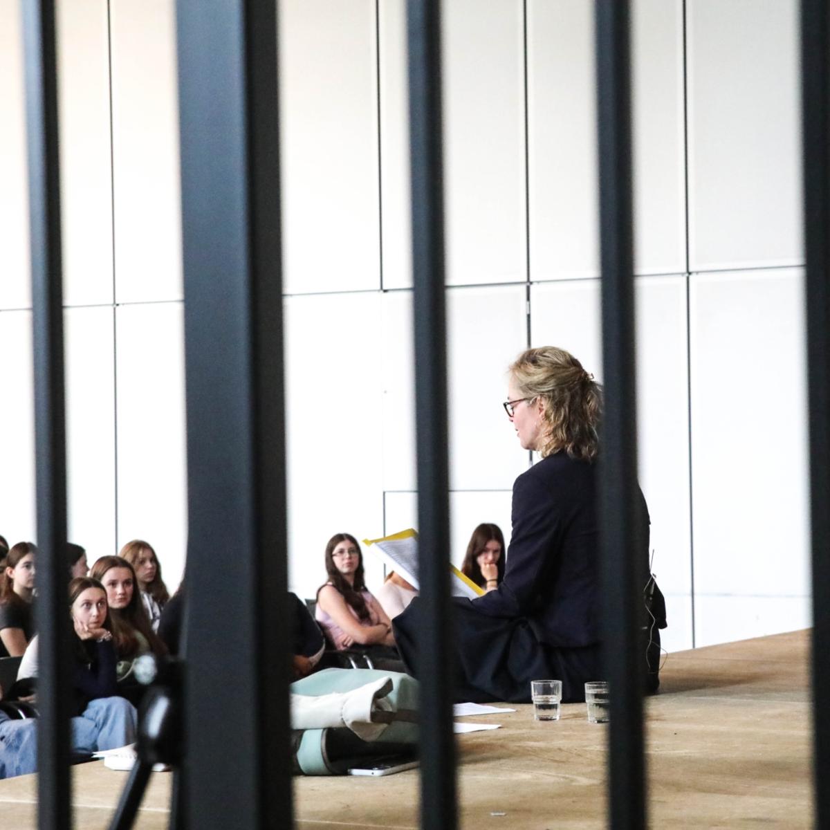 Katja Heinrich liest aus dem Tagebuch einer jüdischer Schülerin