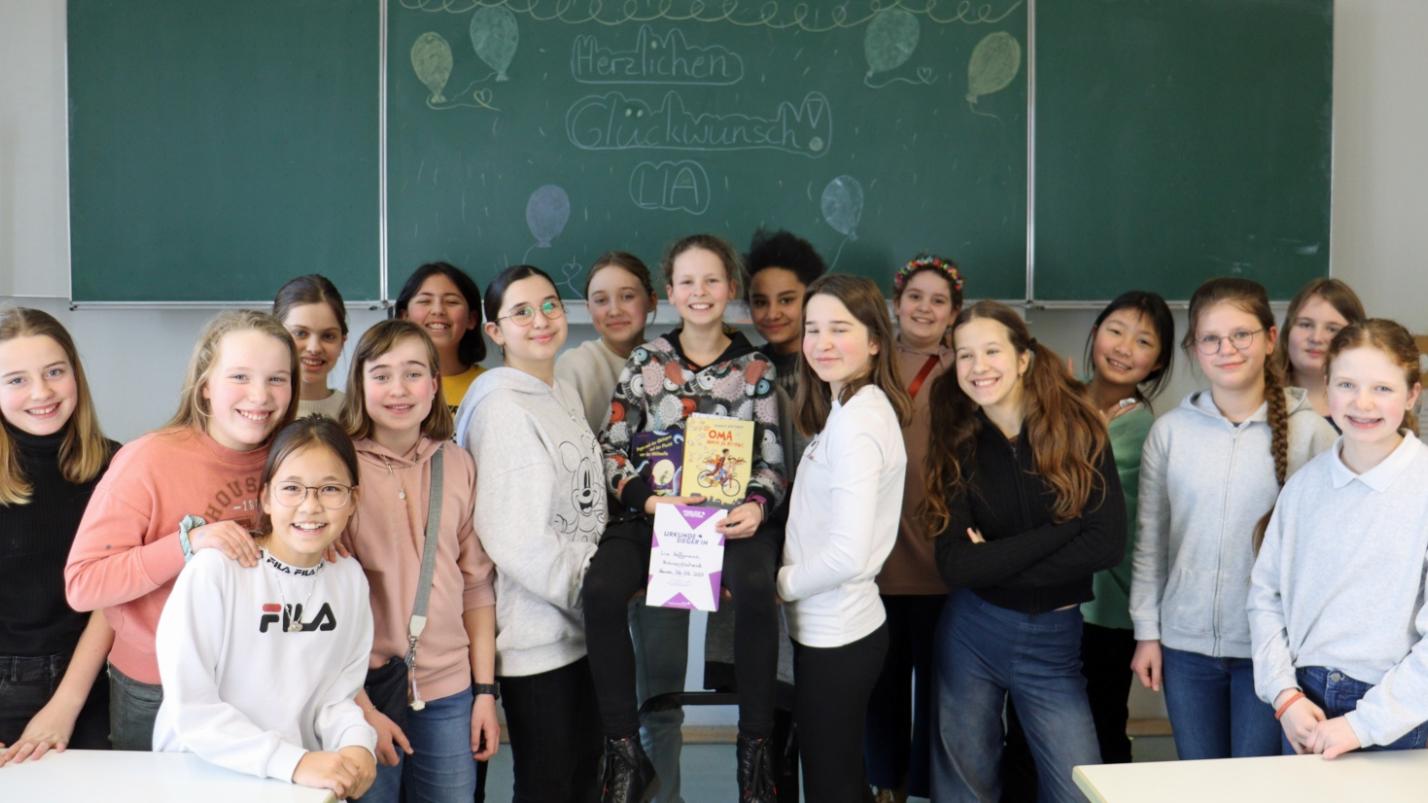 Unsere Klasse 6a gratuliert Lia zum 1 Platz beim Kreisentscheid des Vorlesewettbewerbs